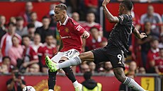 Antony z Manchesteru United (vlevo) v souboji s Gabrielem Jesusem z Arsenalu.