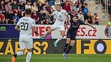 Ondej Mihálik ze Slovácka (uprosted) v hlavikovém souboji s Davidem Juráskem...