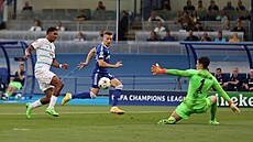 Mislav Ori ze Záhebu dává gól proti Chelsea.