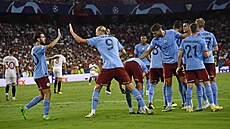 Fotbalisté Manchesteru City se radují po tetím gólu do sít Sevilly.
