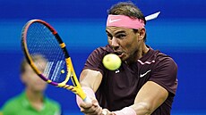 panlský tenista Rafael Nadal hraje s náplastí na poranném nose.