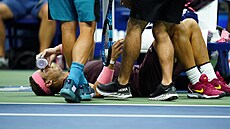 �pan�lský tenista Rafael Nadal se ve t�etím kole US Open nechává o�et�it kv�li...