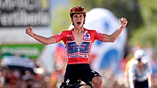 Belgický cyklista a lídr celkového pořadí Remco Evenepoel oslavuje vítězství v...
