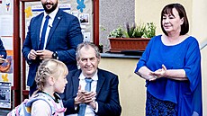 Prezident Miloš Zeman spolu s chotí Ivanou navštívil školu v Lánech. (1. září... | na serveru Lidovky.cz | aktuální zprávy