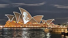 Opera v Sydney je osvětlena portrétem královny Alžběty II. (9. září 2022)