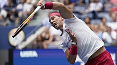panl Rafael Nadal podává v osmifinále US Open.