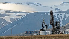 Uhlí se na �picberkách t�í i poblí� nejv�t�ího m�sta m�sta Longyearbyen.