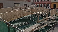 V eské Líp spadlo leení na projídjící auto.