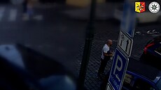 ena v centru Prahy radila turistovi, mezitím jí druhý ukradl kabelku