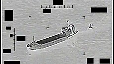 USA zveřejnily záběry íránské válečné lodi, která k sobě přitáhla americké...