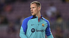 N�mecký branká� fotbalové Barcelony Marc-André ter Stegen na rozcvi�ce p�ed...