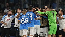 Euforie fotbalist� Neapole, která v prvním polo�ase domácího duelu Ligy mistr�...