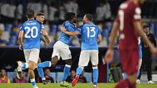 Fotbalisté Neapole slaví jeden z gól v utkání Ligy mistr s Liverpoolem.