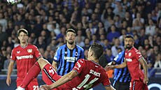 �eský úto�ník Patrik Schick z Leverkusen se pokou�í o akrobatické zakon�ení v...