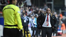 Bývalý brazilský reprezentant a mistr světa Roberto Carlos jako trenér...