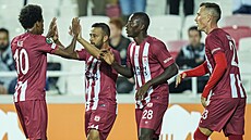 Fotbalisté tureckého Sivassporu slaví vst�elenou branku v utkání Konferen�ní...