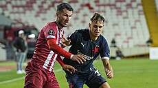 Slávista Mat�j Jurásek se v duelu Konferen�ní ligy p�etla�uje s Robinem...