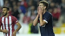 Slávista David Doud�ra b�hem utkání Konferen�ní ligy na p�d� tureckého...