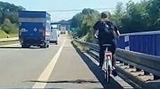 Polská cyklistka na dálnici D48 mezi Frýdkem-Místkem a �eským T�ínem. (1. zá�í...