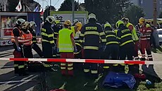 Záchraná�i a hasi�i o�et�ují jednoho ze zran�ných po havárii koloto�e na...