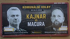 Sou�asná podoba rozporuplného billboardu v Ostrav�. Podobizny z�staly, p�et�ená...