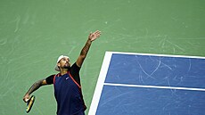 Australan Nick Kyrgios podává ve tvrtfinále US Open.