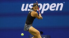 Francouzka Caroline Garciaová se napahuje k úderu bhem semifinále US Open.