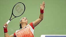 Uns Dábirová z Tuniska servíruje v semifinále US Open.