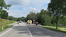 Cyklisté vyjí�d�li z cyklostezky na hlavní silnici a nedali p�ednost motorká�i.