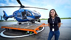 Pilotka Nikola Podhadská (díve Tarasoviová) ped policejním vrtulníkem, který...