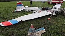 Trosky letounu Zlín Z-526 F na míst letecké nehody u Mostu (27. srpna 2021)