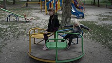 Polina a její sestra Arina si hrají v parku , který je asi 30 kilometrů od...