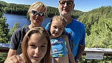 Mirka a Henrik Dettmannovi s dcerami Nikou a Noelle u finských jezer