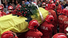 Pohřeb Paola Gislimbertiho. Na rakvi má žlutou vlajku Ferrari.
