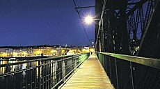 Vyehradský elezniní most, který spojuje Výto a Smíchov, svítí v noci...