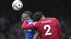 Liverpoolskýv stoper Joe Gomez a Amadou Onana z Evertonu v utkání Premier...