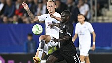 Ond�ej Mihálik ze Slovácka a Hamidu Traoré z Partizanu B�lehrad v utkání...