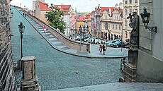 Vzhru k Praskému hradu lze ulicí vystoupat dodnes.