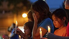 Lidé na počest obětí zapalují svíčky. (8. září 2022) | na serveru Lidovky.cz | aktuální zprávy