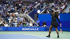 Serena Williamsová podává b�hem t�etího kola US Open.