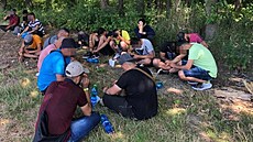Jedna ze skupin nelegálních migrant�, které zadr�ela policie na území Zlínského...