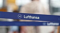 Logo spolenosti Lufthansa na oddlující pásce v odbavovací hale