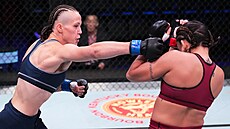 MMA zápasnice Tereza Bledá (vlevo) v úderu.