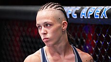 MMA zápasnice Tereza Bledá soustředěně sleduje soupeřku v pořadu Contender...