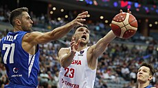 eský basketbalista Tomá Kyzlink (vlevo) brání Poláka Michala Michalaka.