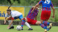 Ostravská obránkyně Klára Pavlíčková (vlevo) se v ligovém utkání snaží ustát...