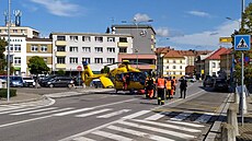 Záchranářský vrtulník přistál přímo na holickém náměstí, kde se nehoda stala.