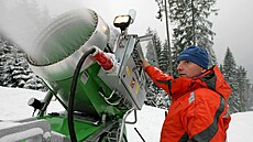 Vedoucí Ski areálu Bílá Jaroslav Vrzgula seizuje snné dlo.
