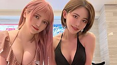 Eimi Fukadaová (vpravo) uspo�ádala objímací akci pro fanou�ky, kterou...