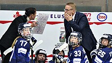 Finské hokejistky a jejich trenér Juuso Toivola